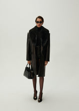 Load image into Gallery viewer, Oversized classic midi coat in black leather with faux fur
