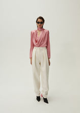 Load image into Gallery viewer, Tapered wool trousers in cream
