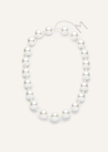 Pearl necklace in white