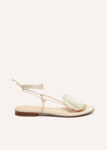 SS23 WRAP AROUND FLAT FLOWER SANDALS SATIN CREAM