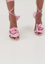 Load and play video in Gallery viewer, Wrap around double flower sandals in pink
